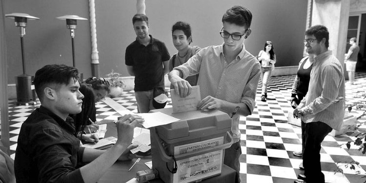 Elección de jóvenes, el sábado, en la Casa del Partido Colorado. Foto: Federico Gutiérrez