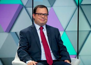 Proyecto propone derecho de admisión para estimular vacunación