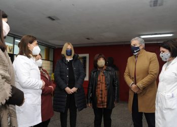 Presidente de ANEP, Robert Silva y la directora general de primaria y educación inicial, Graciela Fabeyro en la escuela N° 13