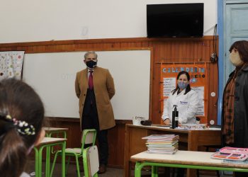 Presidente de ANEP, Robert Silva, en la escuela n.° 13