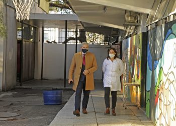 Presidente de ANEP, Robert Silva, en la escuela n.° 13