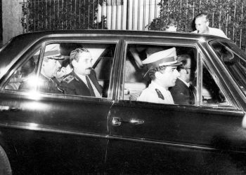 Jerarcas de las Fuerzas Armadas dirigiéndose hacia la Residencia Presidencial. Al centro: Gregorio Álvarez.