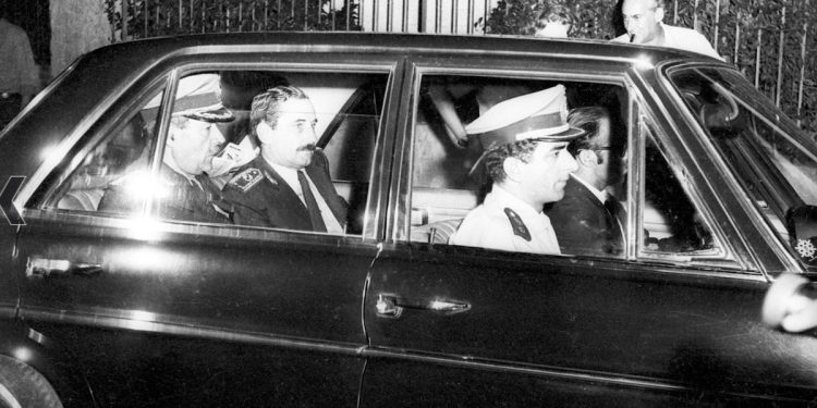 Jerarcas de las Fuerzas Armadas dirigiéndose hacia la Residencia Presidencial. Al centro: Gregorio Álvarez.