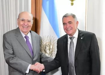 EN CASA DE GOBIERNO. Jaldo, junto al ex presidente uruguayo Sanguinetti. Foto de Prensa Gobernación